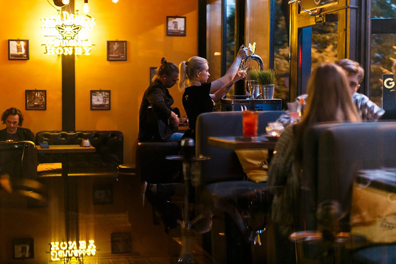 Наблюдаем за осенью вкусно: утепленные террасы в ресторанах Киева