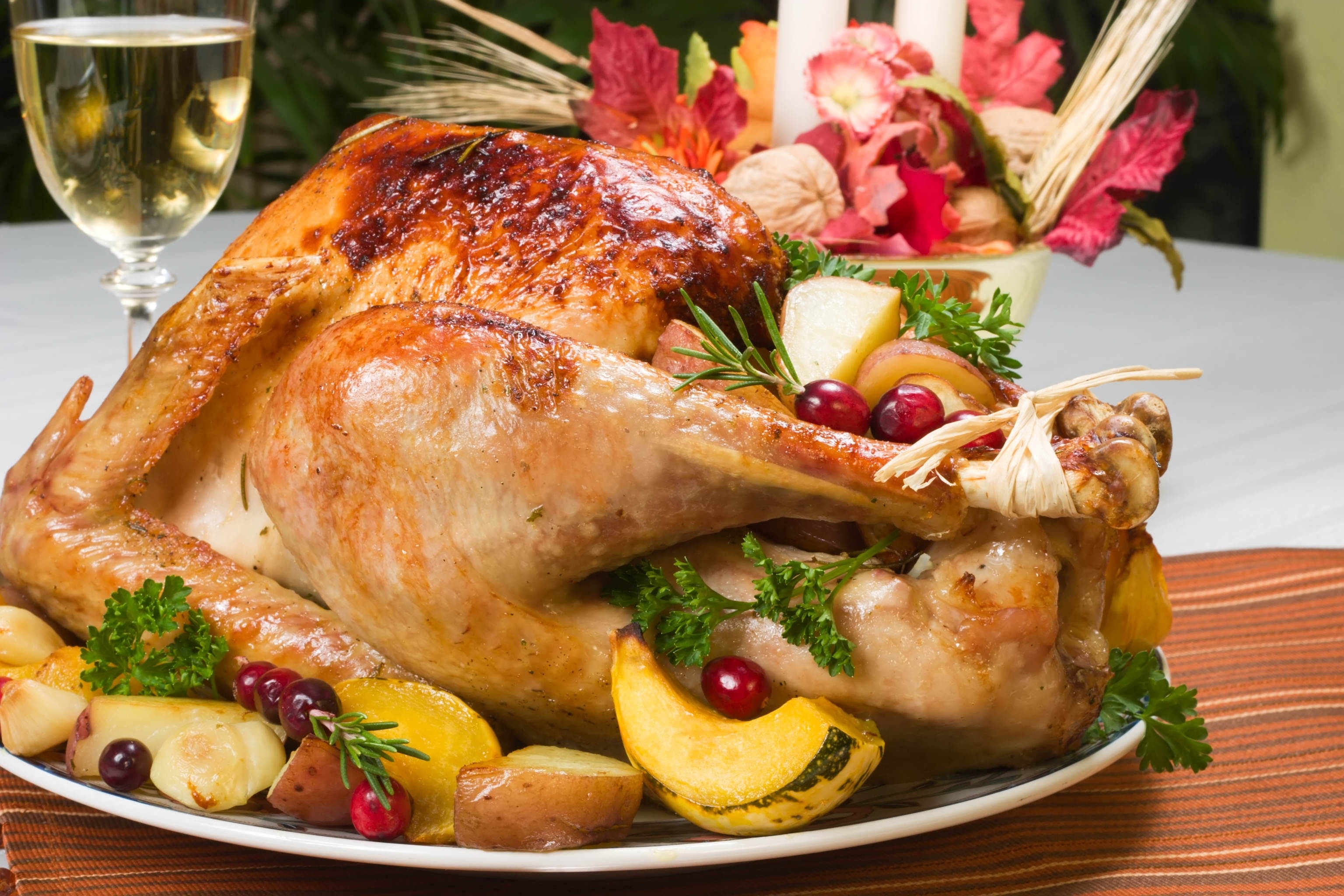 Запеченное мясо курицы. Курочка корнишон. Красивые блюда. Красивые горячие блюда. Курица на новогодний стол.