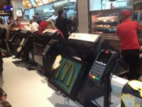 В ресторанах McDonalds в России начали принимать бесконтактные платежи Visa payWave