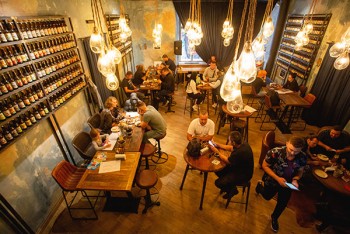 Открытие осени: пивной ресторан Craft&Kumpel` на площади Рынок во Львове