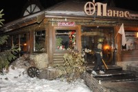 В центре Киева неизвестные битами разбили окна элитных ресторанов