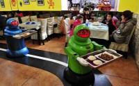 В китайском ресторане официантов заменили роботами