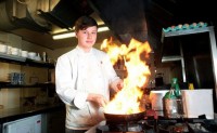 Шестнадцатилетний парень стал самым молодым шеф-поваром Великобритании