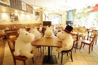 Огромные мягкие игрушки составили компанию одиноким посетителям японского кафе