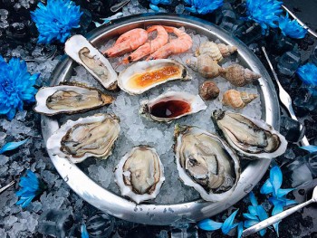 Вино і устриці: Oysters Cava Bar на Либідській відсвяткував першу річницю